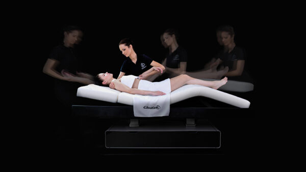 Solo camillas Wellness MLX high-tech satisfacen las complejas exigencias de posturas específicas. En el curso de la formación Wellmassage5D se memorizan las ocho posiciones. A pesar de la reducida altura de acceso (57 cm) nuestros diseñadores han logrado ubicar un espacio de almacenamiento debajo de la camilla. De esta manera podrá, p.ej. estibar los reposabrazos desmontables, fundas y otros accesorios, manteniéndolos siempre al alcance de la mano. La apariencia y las funciones de MLX pueden componerse según con las preferencias del cliente.